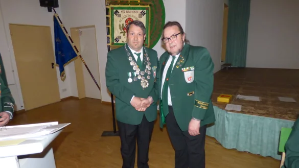 Dr. Stephan Breuning (rechts) gratuliert dem neuen Vorsitzenden Patrick Ovenhausen. - &copy; Peter Radszuweit