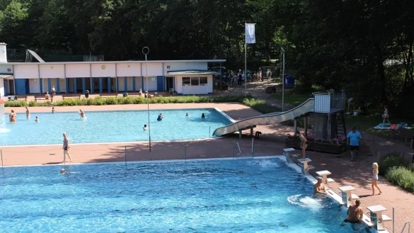 Im Sommer 2022 suchten schon vormittags die ersten Besucher die Erfrischung im k&uuml;hlen Nass. - &copy; Nico Duellmann,Archivfoto: Nico Duellmann