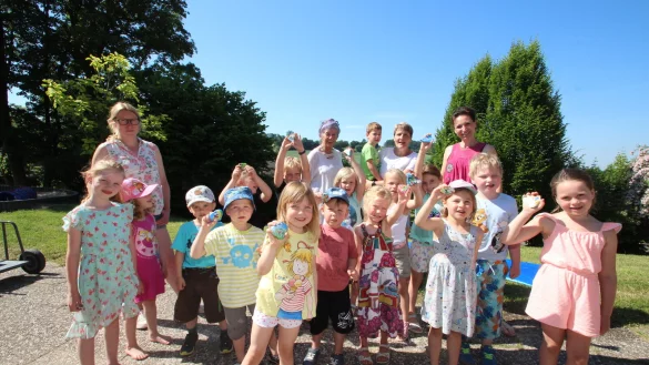 Die Kinder der Taller Kita "Wichtelnest" bei einer gemeinsamen Aktion 2021. - &copy; Archivfoto: Jens Rademacher