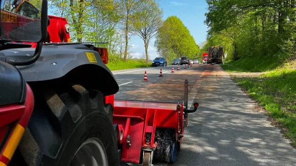 Die Feuerwehr musste eine &Ouml;lspur auf der Externsteiner Stra&szlig;e abstreuen. - &copy; Feuerwehr Detmold/T.Erdmann