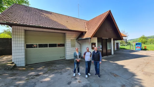 Das alte Ger&auml;tehaus der Feuerwehr in Talle hat keine Zukunft, es wird abgerissen und durch einen Neubau ersetzt. Dar&uuml;ber informieren (von links) Bauamtsleiterin Ewa Hermann, B&uuml;rgermeister Mario Hecker und Nicolai Stoll vom Bauamt. - &copy; Nadine Uphoff