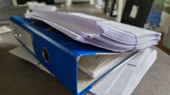 Diesen Berg an Akten hat Markus M&uuml;ller inzwischen gesammelt. - &copy; Ilja Regier