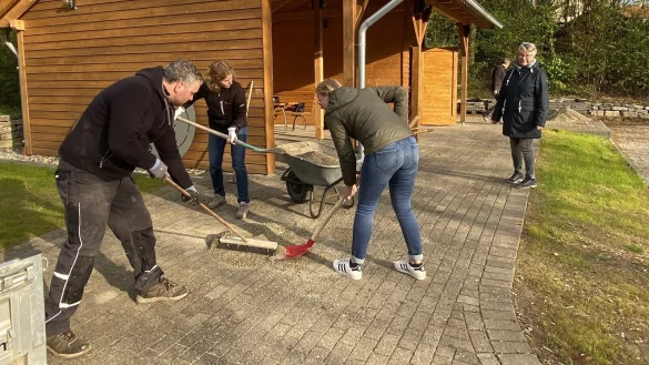 Die letzten Arbeiten vor der Einweihung des Vo&szlig;heider Dorfplatzes laufen. - &copy; Thomas M&ouml;llerfriedrich
