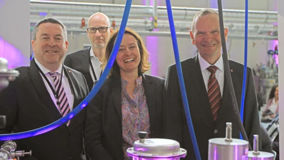 Sie sind stolz auf das neue Kompetenzzentrum (von links) Landrat Dr. Axel Lehmann, Prof. Jan Schneider, Regierungspr&auml;sidentin Anna Katharina B&ouml;lling und TH-Pr&auml;sident Prof. J&uuml;rgen Krahl. - &copy; Martin Hostert