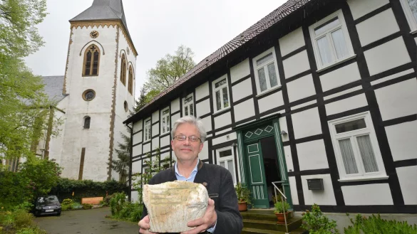 Pfarrer Uwe Sundermann mit dem 14,6 Kilogramm schweren Kapitell, das er bei Aufr&auml;umarbeiten auf dem Dachboden des alten Pfarrhauses nahe der Alexanderkirche gefunden hat. Fotos: Karin Prignitz - &copy; Karin Prignitz