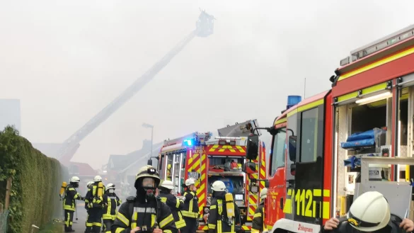 Die Freiwillige Feuerwehr Barntrup bei einem L&ouml;scheinsatz: Um diese Eins&auml;tze zu koordinieren, ben&ouml;tigt der F&uuml;hrungsdienst der Wehr ein neues Kommandofahrzeug. Dieses ist der Politik jedoch zu teuer. Es gilt nun, g&uuml;nstigere Angebote einzuholen. - &copy; Sylvia Frevert
