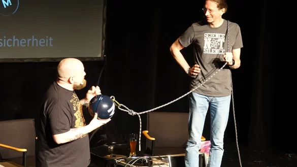 Reinhard Remfort und Nicolas W&ouml;hrl (rechts) hantieren mit einer Bowlingkugel - &copy; Axel B&uuml;rger