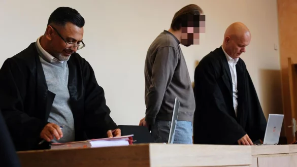 Der Angeklagte steht kurz vor Verhandlungsbeginn zwischen seinen Verteidigern Remzi Yalcin aus Detmold (links) und Jerrit Sch&ouml;ll aus Bielefeld. Mittlerweile ist es der 12. Prozesstag. - &copy; Janet K&ouml;nig