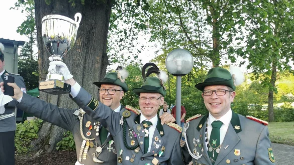 Die Barntruper Sch&uuml;tzen haben erfolgreich den Nordlippe Pokal verteidigt. Dar&uuml;ber freuen sich: (von links) Vorsitzender Alexander Lipke, Oberst Matthias Drewes und Oberstleutnant Mark Alisch. - &copy; Sylvia Frevert