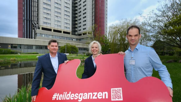 Klinik-Gesch&auml;ftsf&uuml;hrer Michael Ackermann, Personalleiterin Gabriele Sprenger und der stellvertretende Pflegedirektor Timo Jost werben um Mitarbeiterinnen und Mitarbeiter f&uuml;r das neue Vier-Tage-Modell. - &copy; Andreas Zobe