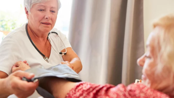 In Deutschland regelt das Sozialgesetzbuch, dass Patienten Anspruch auf einen Hausbesuch haben, wenn sie ihren Arzt aus gesundheitlichen Gr&uuml;nden nicht aufsuchen k&ouml;nnen, eine medizinische Behandlung aber n&ouml;tig ist. - &copy; picture alliance