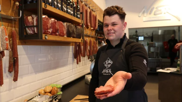 Paul Bannikow ist Auszubildender zum Fleischer bei der Fleischerei Nier. Hier hat er eine eigene Mettwurst kreiert - mit alkoholischem Inhalt. - &copy; Alexandra Schaller