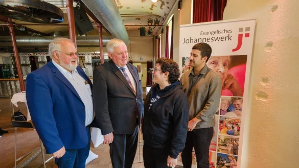 Johanneswerk-Gesch&auml;ftsf&uuml;hrer Bodo de Vries (v.l.) und Minister Karl-Josef Laumann begr&uuml;&szlig;en die Auszubildenden Medine Barlas und Cem Eraslan. - &copy; Andreas Zobe