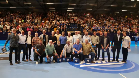 Die Lemgoer Legenden wurden in der Halbzeit von den 4225 Zuschauern begeistert gefeiert. - &copy; J&ouml;rg Hagemann