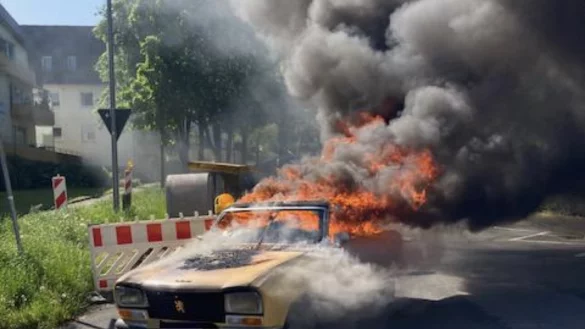 Dieser Oldtimer ist v&ouml;llig ausgebrannt. - &copy; P. Heel/Feuerwehr Detmold