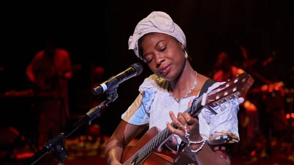 Seit die Sängerin, Songwriterin und Tänzerin Lornoar 2010 ihr erstes Solo-Album veröffentlichte, konzertiert sie auf der ganzen Welt. - © Lornoar-Trio