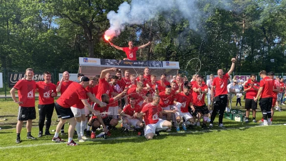 Der FC Augustdorf jubelt, das Team am Montag: Sefik Kartal,Pascal Swoboda, Joel Weber, Patrick Ehrenberg, Alexander Eck, Mark Babori, Cedric Berkemeier, Jonas H&uuml;bner, Deniz Ismail Kaymaz, Pascal Becker, Thorben Kiel, Emre Celihkaya, Markus Golze, Denis Thaqi, Alexander Hoppe, Louis Tick, Marcel Mescheder, Thanh Hai Mai, Jess-Lion Wecker, Mikail &Ouml;zsahin sowie die Trainer Kai David und Joel Weber. - &copy; Sebastian Lucas