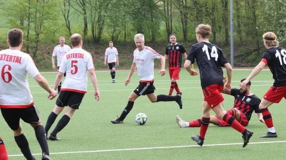 Extertals Ingo Brand (am Ball) sucht nach einer Lösung beim Spiel gegen Hörstmar/Leese.

Foto Cohen - © paul cohen