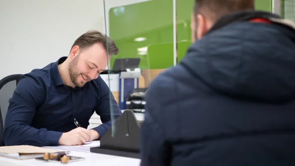 Schreibstift statt Spritzpistole: Andreas Busch musste sich aus beruflichen Gr&uuml;nden umorientieren. Heute ist der ehemalige Lackierer als B&uuml;rgerberater t&auml;tig - und zufrieden mit seinem neuen Beruf. - &copy; Torben Gocke