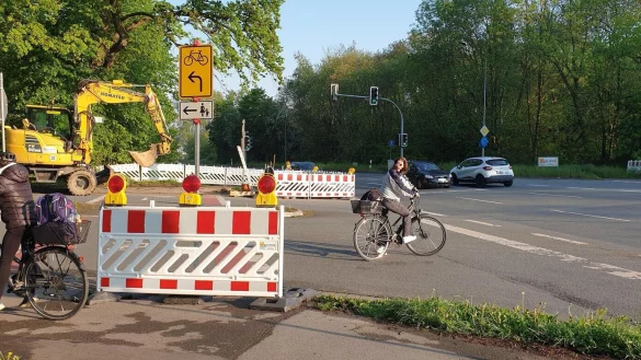 Das Foto illustriert die Gefahr: Viele Sch&uuml;ler ignorieren die Umleitung Richtung Willi-Hofmann-Stra&szlig;e und fahren &uuml;ber die Kreuzung zum Radweg auf der anderen Stra&szlig;enseite. - &copy; Jost Wolf