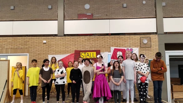 Am Ende stehen sie doch zu ihr: H&uuml;hner, M&auml;use, K&uuml;he und Kater retten Piggy (Mitte, Lea Bollwicht) vor dem Schlachter. - &copy; Franka Ronkartz