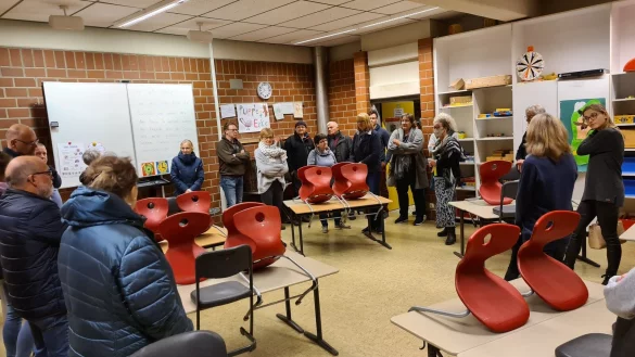 Die Mitglieder des Bildungsausschusses schauten sich die R&auml;ume der Grundschule Hohenhausen an. - &copy; Nadine Uphoff