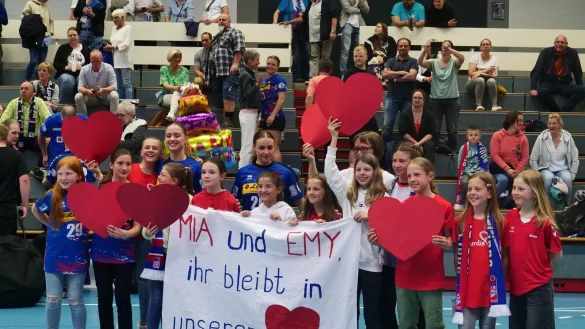 Mit roten Herzen wurden Mia Ziercke und Geburtstagskind Emelyn van Wingerden verabschiedet. - &copy; J&ouml;rg Hagemann