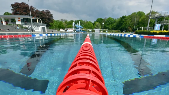 Die Temperaturen steigen und die Freibadsaison kann beginnen - wenn es denn gen&uuml;gend Bademeister gibt. - &copy; dpa