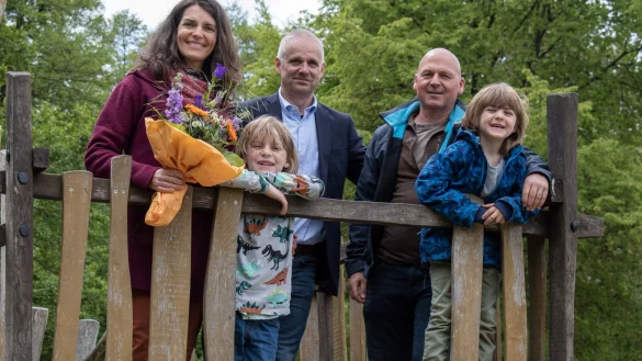 B&uuml;rgermeister Heinz-Dieter Kr&uuml;ger (Mitte) dankt Sabine und Carsten Steenbuck f&uuml;r ihr Engagement um den Spielplatz am Badehaus, f&uuml;r den sie sich unter anderem wegen ihrer Kinder eingesetzt hatten. - &copy; Stadt Horn-Bad Meinberg