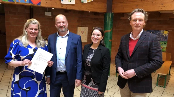 Kathrin Engler (von links), Manuela Kupsch, Anselm Bischof (Schulaufsicht), Manuela Kupsch (Leiterin Eigenbetrieb Schule), und Dr. Olaf Peterschr&ouml;der (Verwaltungsvorstand IV Kreis Lippe) bei der Ernennungszeremonie in der Irmela-Wendt-Schule. - &copy; Sven Kienscherf
