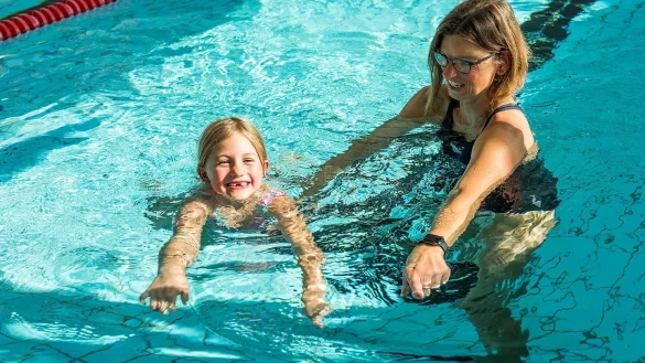 Bei den Frosch-Tagen im Eau-Le werden die Kinder ans Wasser gew&ouml;hnt. - &copy; Michael Reimer