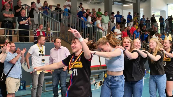 Was f&uuml;r eine Freude: Alina Gaubatz, Emelyn van Wingerden und Laura R&uuml;ffieux f&uuml;hren die Meister-Polonaise an. - &copy; J&ouml;rg Hagemann