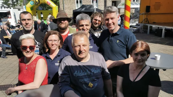 Freuen sich &uuml;ber das Besucher-Interesse an der Ahrtal-Benefiz-Veranstaltung: (vorn von links) Lisa Redecker (Organisatorin), Anja Bernards (Winzergenossenschaft), Uwe Kr&uuml;ger (Organisator), Birgit Weinland (Organisatorin) und (hinten von links) Sascha Fricke und Christian Richter (ehrenamtliche Helfer im Ahrtal), Mike Preussner (Winzergenossenschaft), Jan Naumann (Organisator) und Gast-Redner Anthony Robert Lee. - &copy; Sylvia Frevert