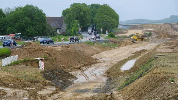 Der Blick von der Stadtgrenze aus in Richtung Asemissen ist seit Monaten eine nahezu unver&auml;nderte Schlammw&uuml;ste. - &copy; Andreas Zobe