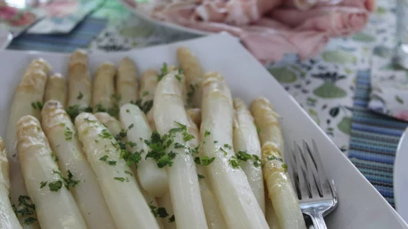 Wenn Spargel &uuml;brig ist, warum nicht einmal knusprig anbraten und mit Salsa servieren? - &copy; Pixabay