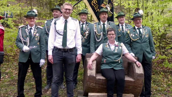 Die neue Elbrinxer Sch&uuml;tzenk&ouml;nigin Birgit Sch&uuml;ttemeyer thront inmitten der Vereinsspitze. Links neben ihr Jungsch&uuml;tzenk&ouml;nig Gerrit Rinsche. - &copy; Rudi Rudolph