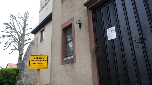 Die Kirche an der Mittelstra&szlig;e ist wegen Bauarbeiten momentan geschlossen. Die Gottesdienste finden solange unter anderem im Gemeindehaus, im Rittersaal des Schlosses oder im Kulturschuppen statt. - &copy; Lorraine Brinkmann