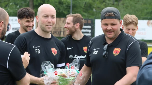 Zum Abschied hat es einen Pr&auml;sentkorb gegeben: Felix Buba h&auml;ngt mit 32 Jahren die Schuhe an den ber&uuml;hmten Nagel. Rechts: Obmann Michael Grundmann. - &copy; Sebastian Lucas