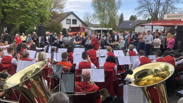 Volles Haus: Hunderte Besucher begr&uuml;&szlig;en den Mai auf Platz vor der Feuerwache. - &copy; Martin Hostert