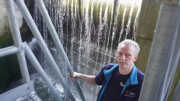 Alexander K&uuml;hne ist Betriebsleiter der Staumauer. Zu seiner Arbeit geh&ouml;rt auch die Wartung der Schieber und Klappen einmal im Monat. - &copy; Michaela Wei&szlig;e