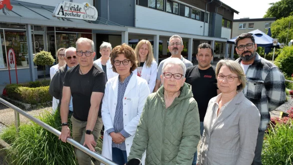 Friseur Andreas Wolf, Apothekenleiterin Maja Jovanovic, Eigent&uuml;merin Ingeborg Becker, Osteopathin Valentina Kran, Giath Soulou von der Mikado Grill-Pizzeria (von links) sowie Mitarbeiter und weitere Betroffene hoffen auf eine zufriedenstellende L&ouml;sung.
Foto: Karin Prignitz - &copy; Karin Prignitz