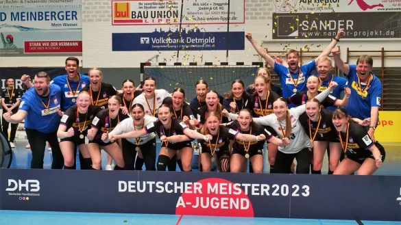 Endlich geschafft. Die HSG-A-Jugend rund um Trainer Ruben Vo&szlig;hans (hinten, Dritter von rechts) ist erstmals seit 2008 wieder Deutscher Meister. Foto: J&ouml;rg Hagemann - &copy; J&ouml;rg Hagemann