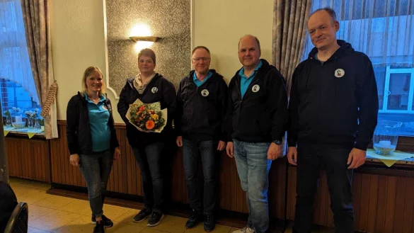 Vorstandsteam: Katrin Kuhlemann (Kassenwartin), Anne P&uuml;ster, J&ouml;rg Bruns
(1. Vorsitzender), Marcus P&uuml;ster (2. Vorsitzender), Holger Hamann
(Schriftf&uuml;hrer). Zum Team geh&ouml;rt auch der hier nicht anwesende Stefan Kipry (Beisitzer). - &copy; F&ouml;rderverein Freibad Schlangen