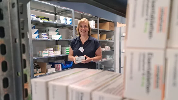 Petra Baecker ist leitende Apothekerin im Klinikum Lippe. Das Lager ist ganz gut gefüllt. Bei gängigen Medikamente sei ein Vorrat für vier Wochen geplant. - © Carolin Brokmann-Förster