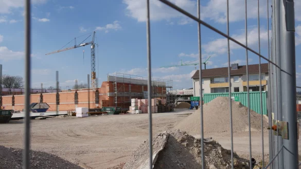 Nach der Eilentscheidung des Oberverwaltungsgerichts M&uuml;nster muss die Baustelle des Fachmarktzentrums in der Kampstra&szlig;e ruhen. Der Kreis hat das am Dienstag kontrolliert. - &copy; Jost Wolf