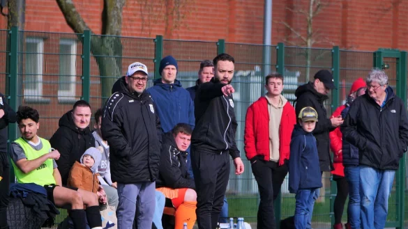Noah K&uuml;kenh&ouml;ner zeigt der SG-Mannschaft den Weg, neben ihm L&uuml;tfi Soylu (mit M&uuml;tze). - &copy; J&ouml;rg Hagemann
