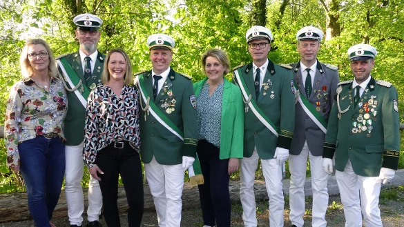 Die amtierende K&ouml;nigsgesellschaft, Kathrin und Michael Durgeloh (von links), K&ouml;nigspaar Sandra und Sven Durgeloh, Tanja und Joachim Brummelte, sowie Oberst Heinz-Marcus Stock und der Vorsitzende Sven Ridder freuen sich auf das gro&szlig;e Pfingstsch&uuml;tzenfest. - &copy; Rudi Rudolph