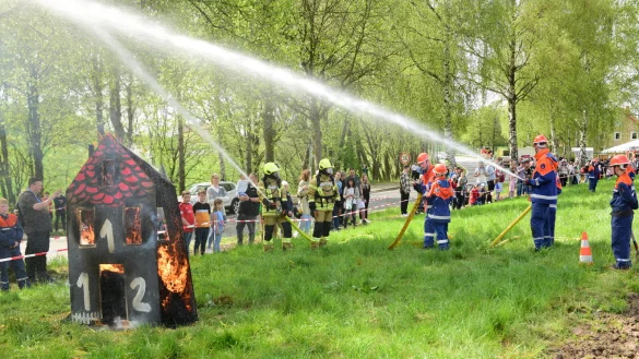 Die Feuerwehr zeigt beim Ortsteilfest in Brokhausen eine L&ouml;schvorf&uuml;hrung. - &copy; Nicole Ellerbrake