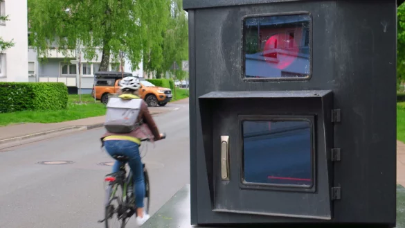 Ungewohnt f&uuml;r Radler: Hier werden auch sie &ouml;fters geblitzt, weil sie schneller als 30 fahren. Manche offenbar aus Spa&szlig;. - &copy; Kurt Ehmke