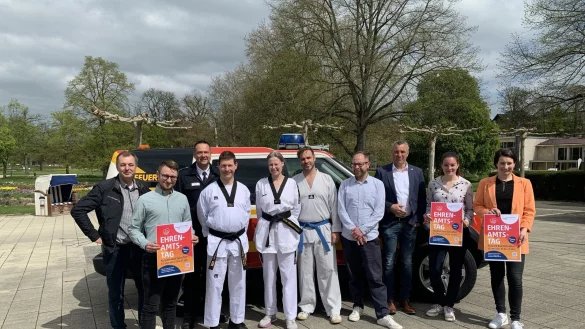 Vertreter der Feuerwehr Bad Salzuflen, des Taekwondo Koryo und der Stadtverwaltung freuen sich auf den Ehrenamtstag am 13. Mai im Kurpark. - &copy; Stadt Bad Salzuflen